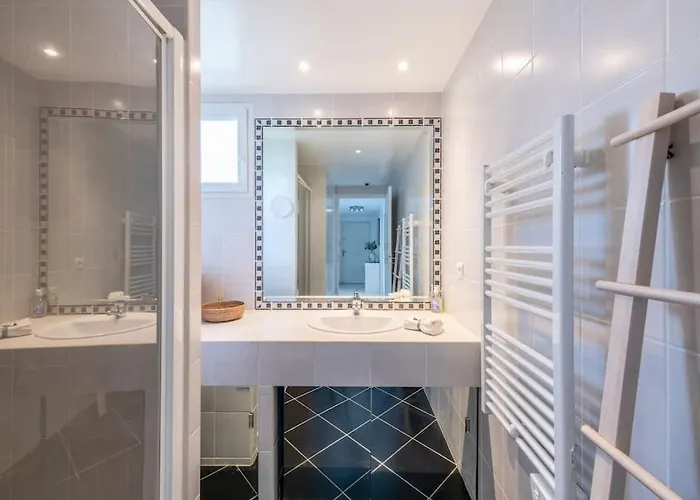 Modern Beachfront Family With Pool شقة