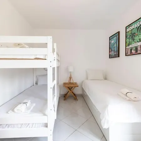 Modern Beachfront Family With Pool דירה *