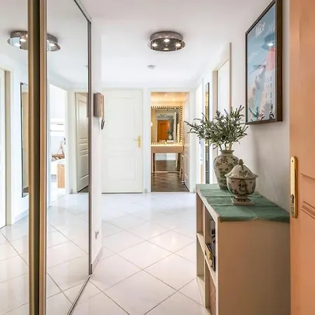 Modern Beachfront Family With Pool אנטיב