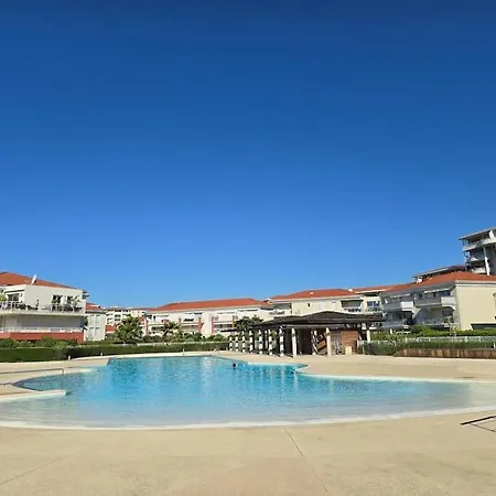 דירה Modern Beachfront Family With Pool