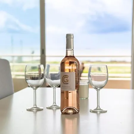 דירה Modern Beachfront Family With Pool *