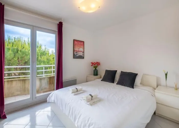 Apartament Modern Beachfront Family With Pool