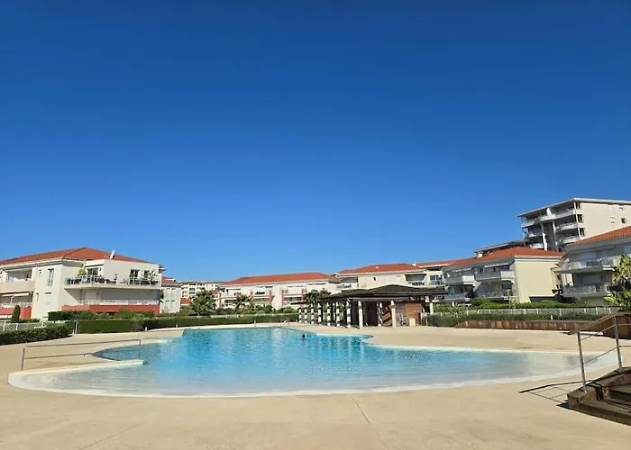Apartament Modern Beachfront Family With Pool